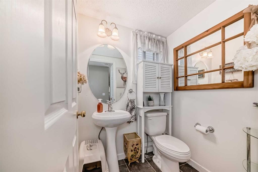 132 Hidden Hills Road Nw, Calgary, AB - Indoor Photo Showing Bathroom