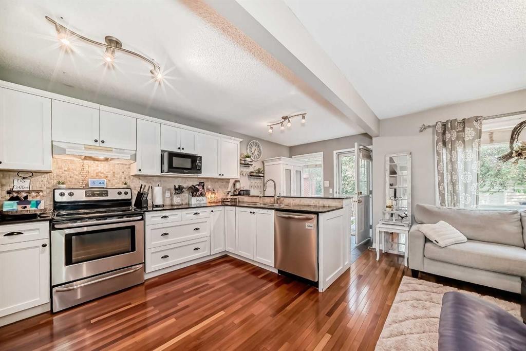 132 Hidden Hills Road Nw, Calgary, AB - Indoor Photo Showing Kitchen