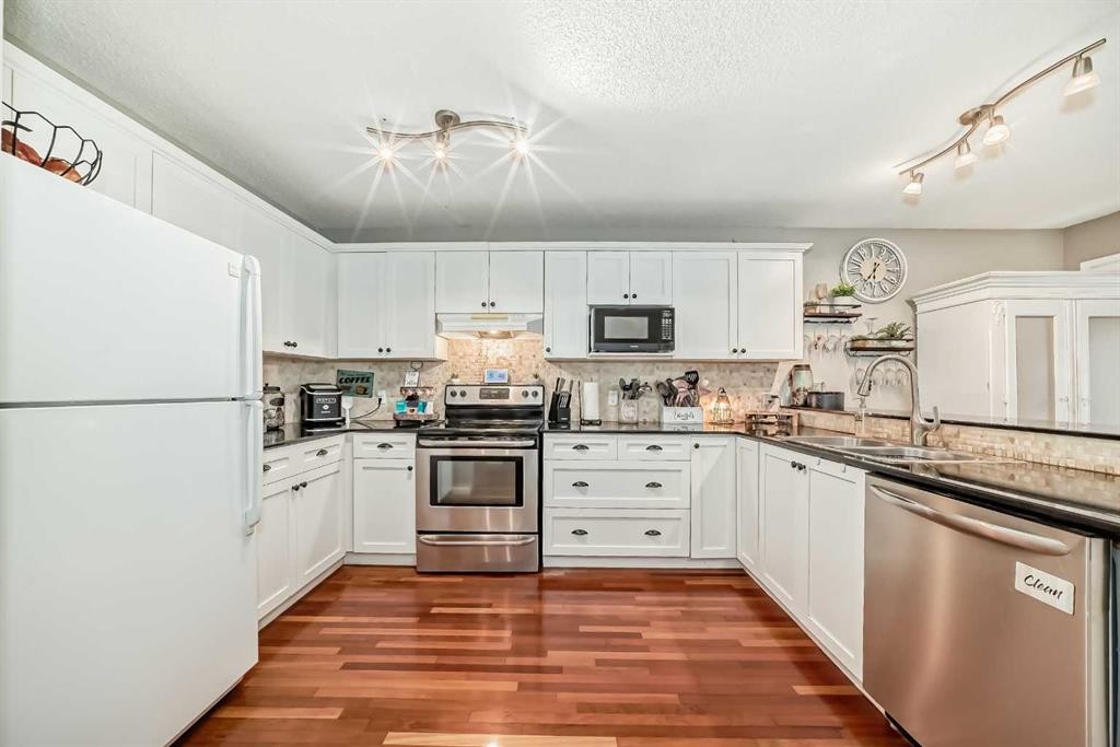 132 Hidden Hills Road Nw, Calgary, AB - Indoor Photo Showing Kitchen