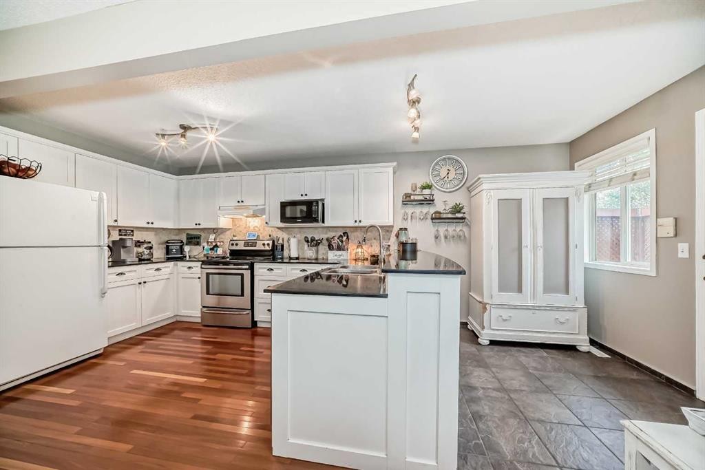 132 Hidden Hills Road Nw, Calgary, AB - Indoor Photo Showing Kitchen