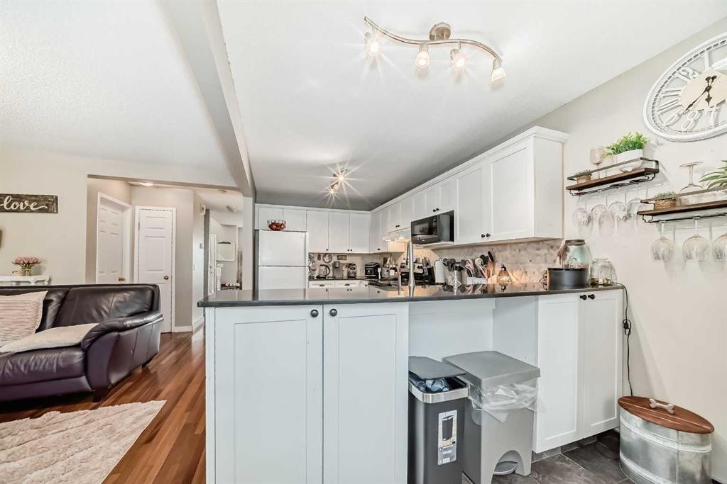 132 Hidden Hills Road Nw, Calgary, AB - Indoor Photo Showing Kitchen