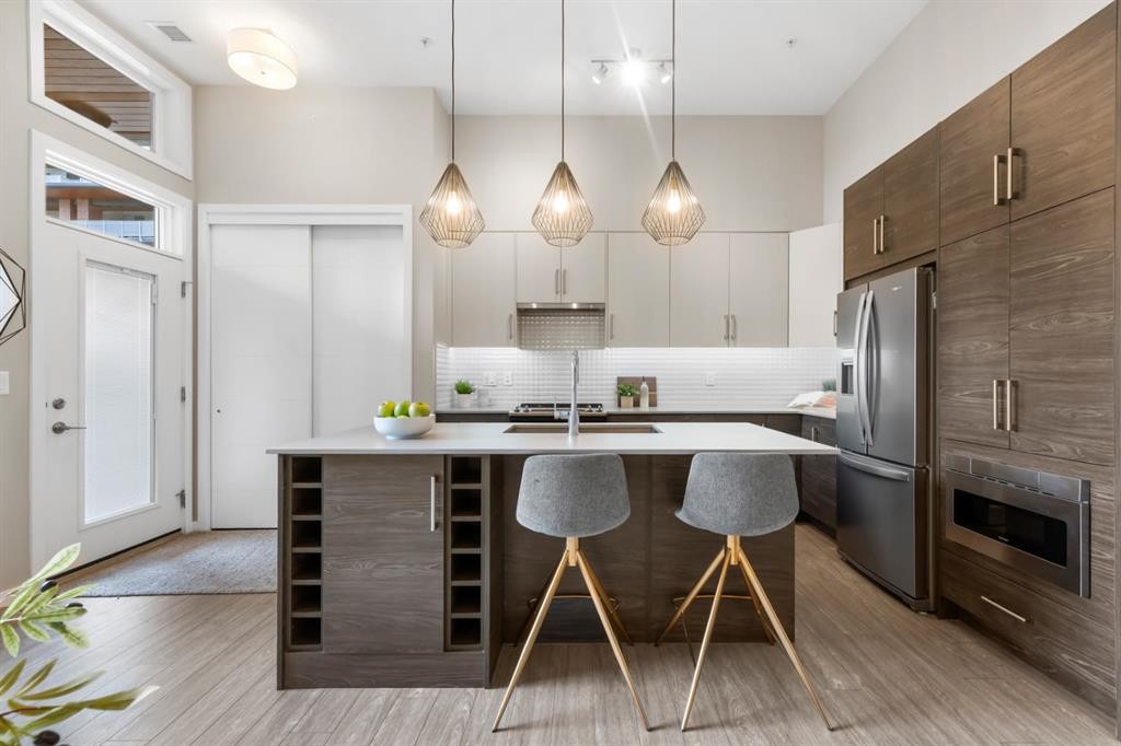 128-122 Mahogany Centre Se, Calgary, AB - Indoor Photo Showing Kitchen With Upgraded Kitchen
