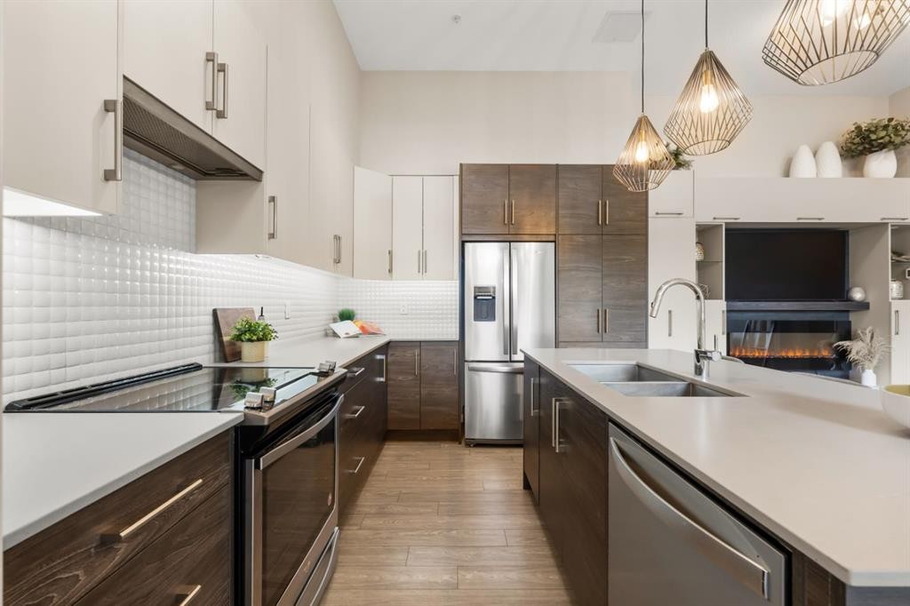 128-122 Mahogany Centre Se, Calgary, AB - Indoor Photo Showing Kitchen With Double Sink With Upgraded Kitchen