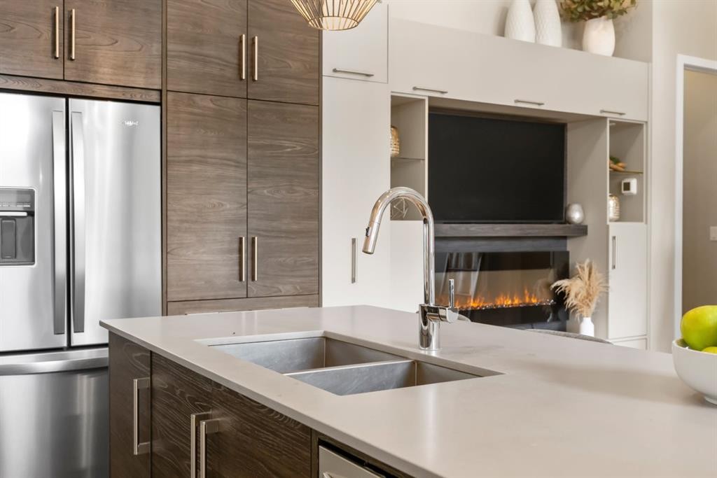 128-122 Mahogany Centre Se, Calgary, AB - Indoor Photo Showing Kitchen With Double Sink With Upgraded Kitchen