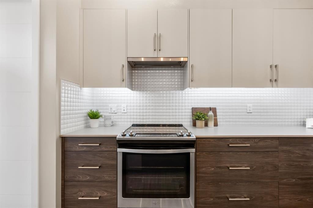 128-122 Mahogany Centre Se, Calgary, AB - Indoor Photo Showing Kitchen With Upgraded Kitchen