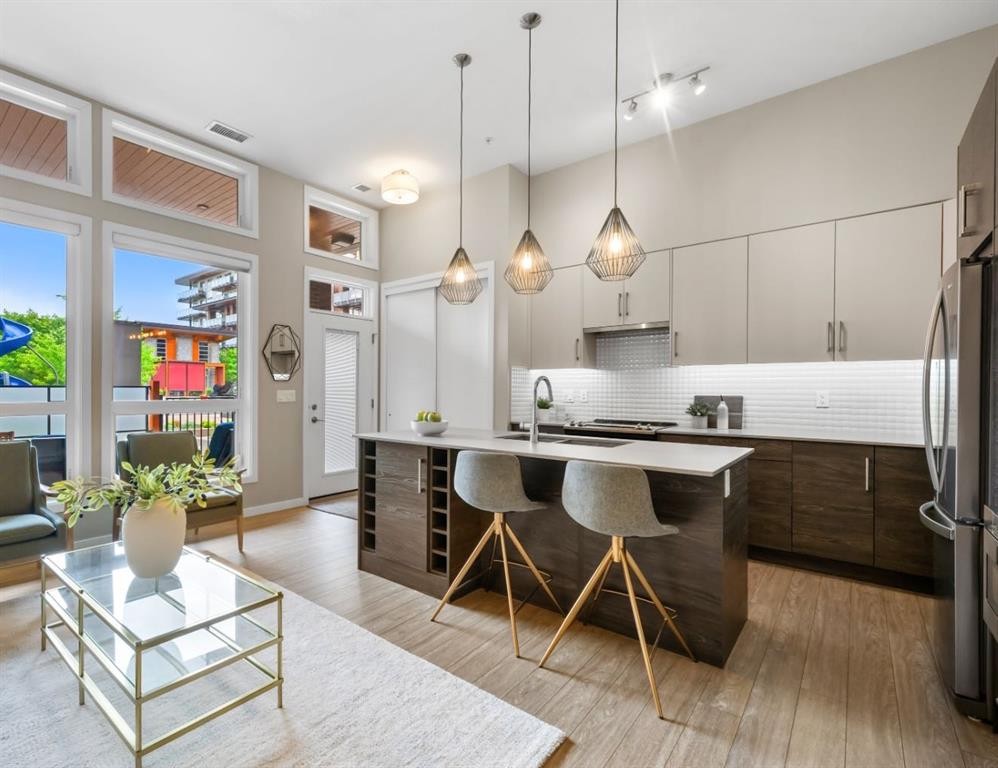 128-122 Mahogany Centre Se, Calgary, AB - Indoor Photo Showing Kitchen With Upgraded Kitchen