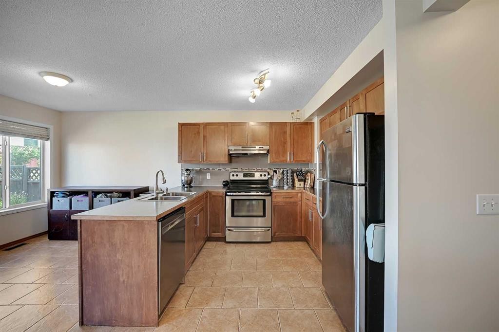 19 Coventry Link Ne, Calgary, AB - Indoor Photo Showing Kitchen