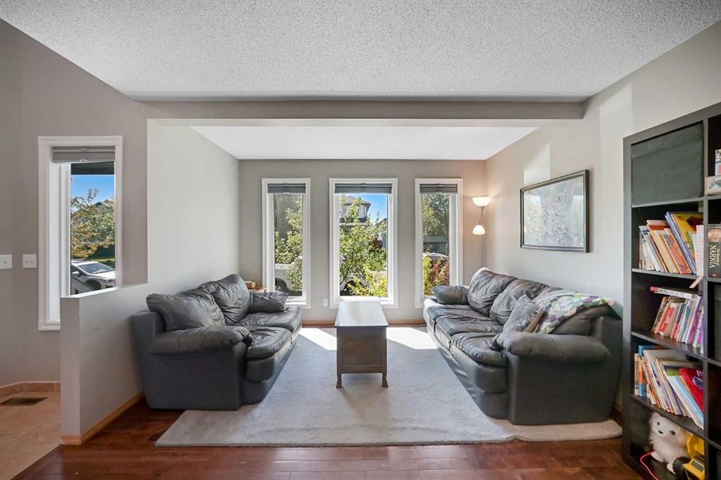 19 Coventry Link Ne, Calgary, AB - Indoor Photo Showing Living Room