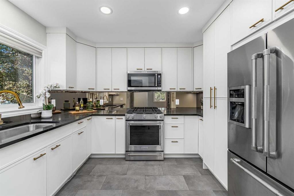 81 White Oak Crescent Sw, Calgary, AB - Indoor Photo Showing Kitchen With Stainless Steel Kitchen