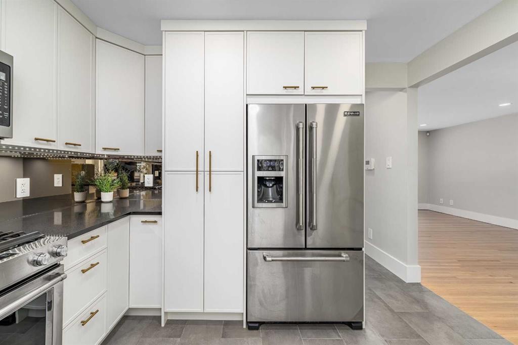 81 White Oak Crescent Sw, Calgary, AB - Indoor Photo Showing Kitchen With Stainless Steel Kitchen