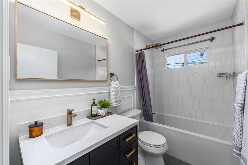 81 White Oak Crescent Sw, Calgary, AB - Indoor Photo Showing Bathroom