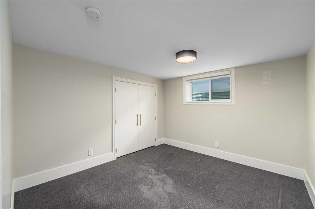 81 White Oak Crescent Sw, Calgary, AB - Indoor Photo Showing Other Room