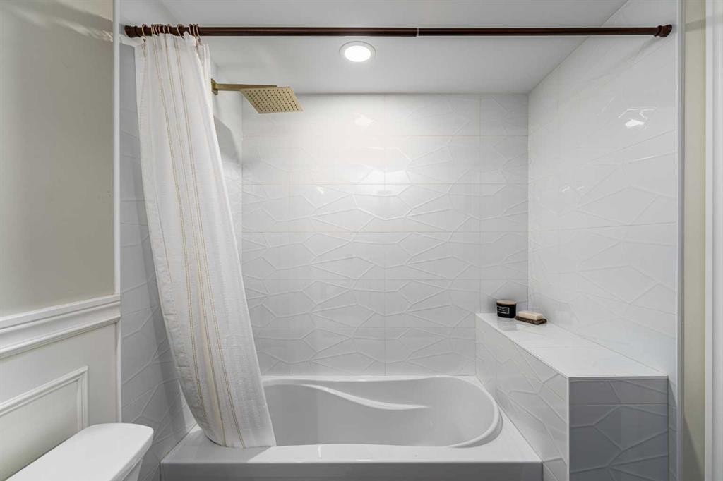 81 White Oak Crescent Sw, Calgary, AB - Indoor Photo Showing Bathroom