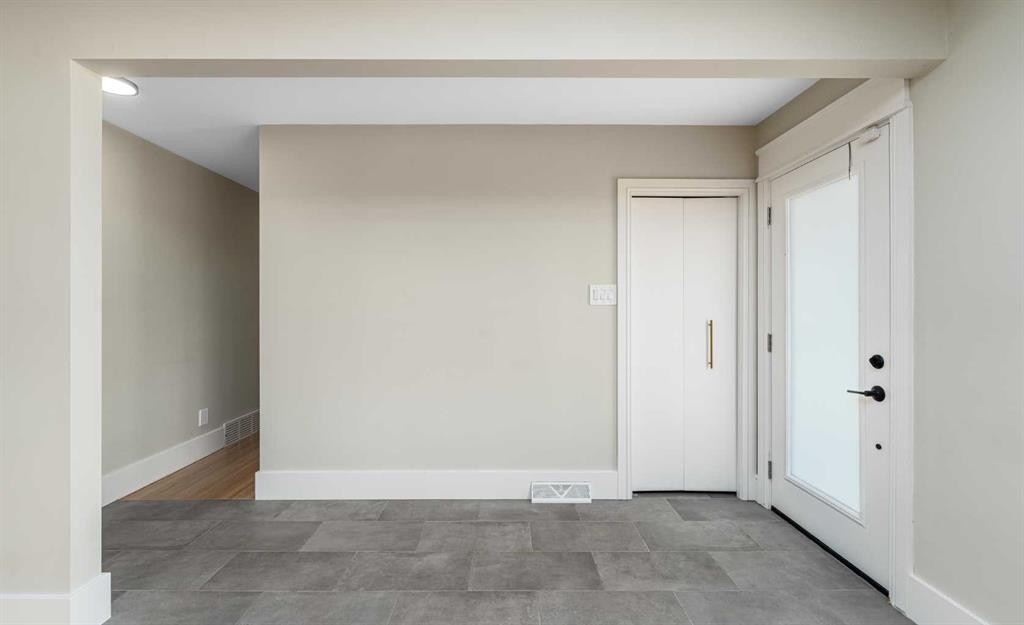 81 White Oak Crescent Sw, Calgary, AB - Indoor Photo Showing Other Room