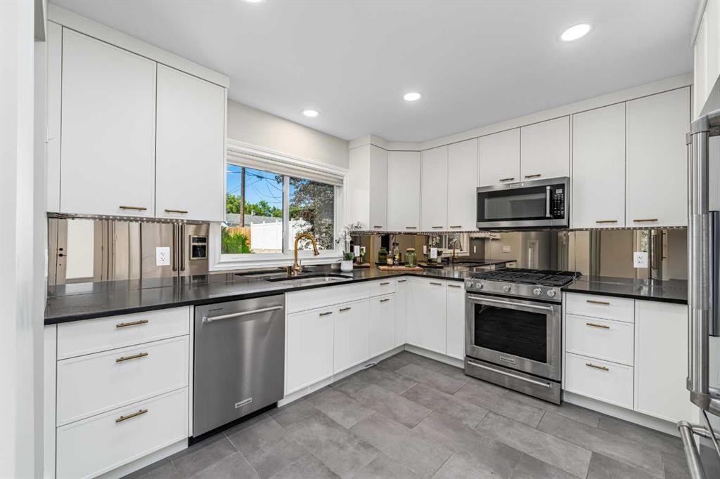 81 White Oak Crescent Sw, Calgary, AB - Indoor Photo Showing Kitchen With Stainless Steel Kitchen With Upgraded Kitchen