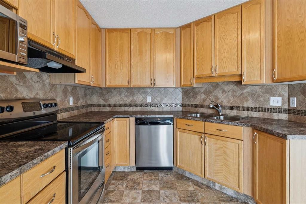 1213-1213 Sienna Park Green Sw, Calgary, AB - Indoor Photo Showing Kitchen With Stainless Steel Kitchen With Double Sink