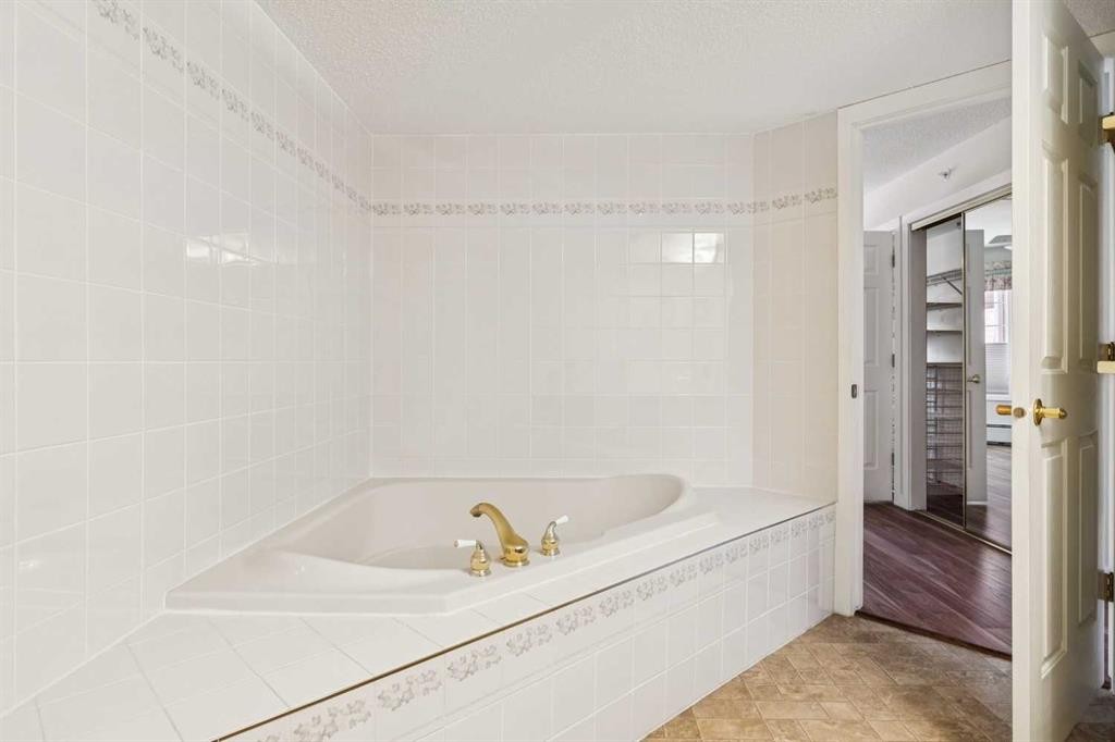 1213-1213 Sienna Park Green Sw, Calgary, AB - Indoor Photo Showing Bathroom