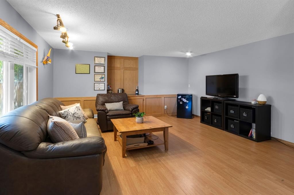 147 Hawkcliff Way Nw, Calgary, AB