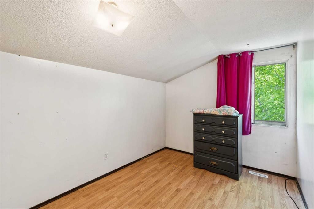 2030 39 Street Se, Calgary, AB