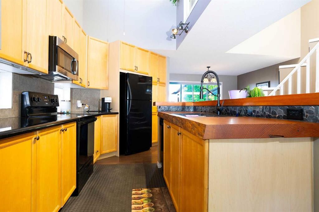 213 Tuscany Valley Green Nw, Calgary, AB - Indoor Photo Showing Kitchen