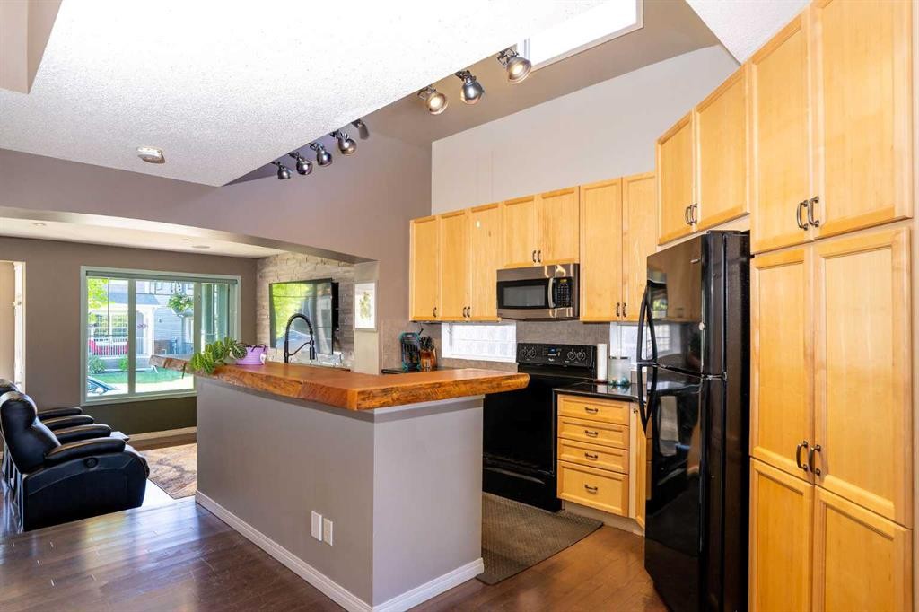 213 Tuscany Valley Green Nw, Calgary, AB - Indoor Photo Showing Kitchen