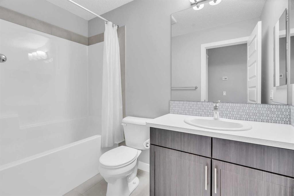 52 Red Embers Manor Ne, Calgary, AB - Indoor Photo Showing Bathroom
