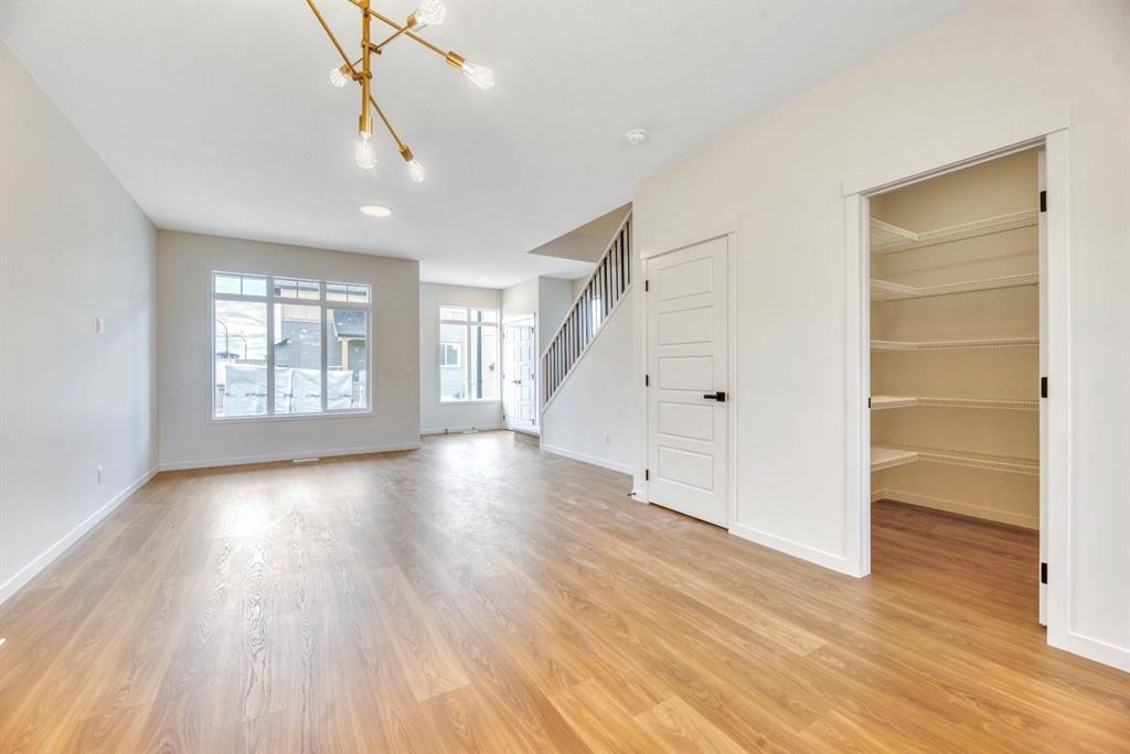 152 Annette Villas Nw, Calgary, AB
