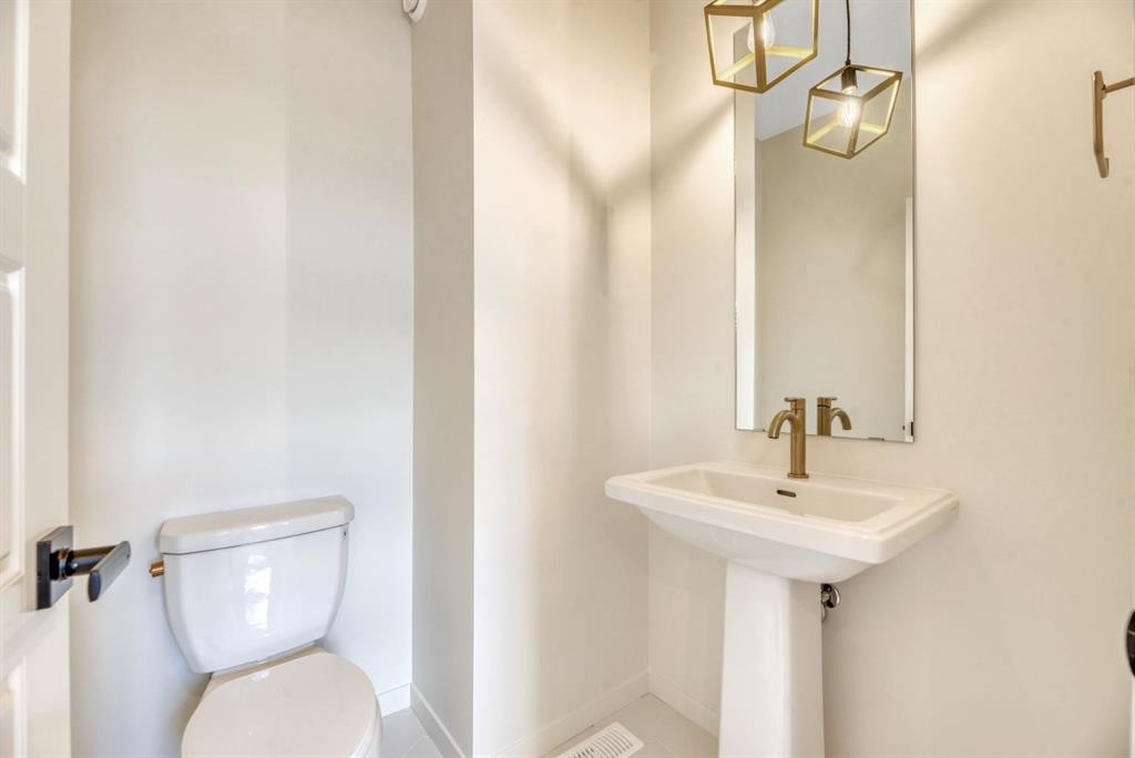 152 Annette Villas Nw, Calgary, AB