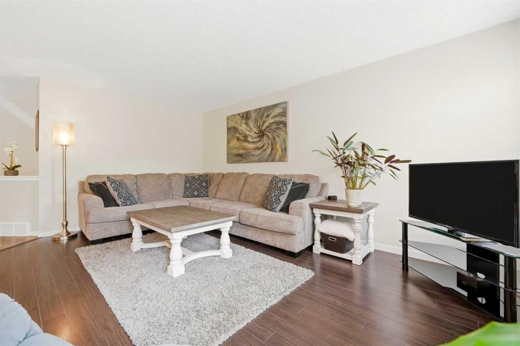 82 Springborough Point Sw, Calgary, AB