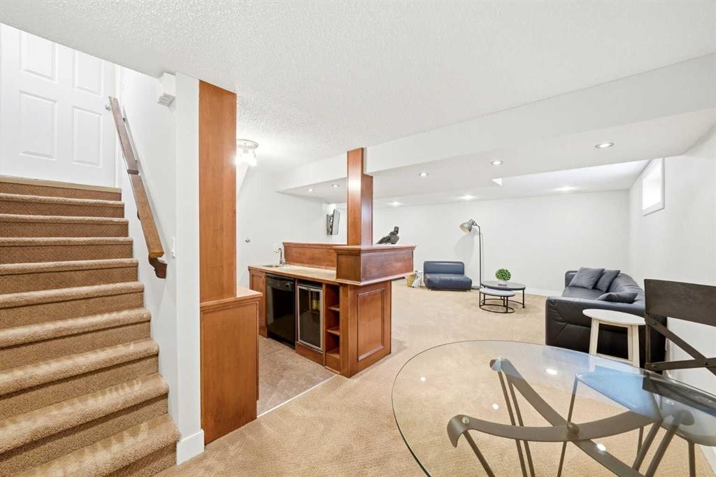 82 Springborough Point Sw, Calgary, AB