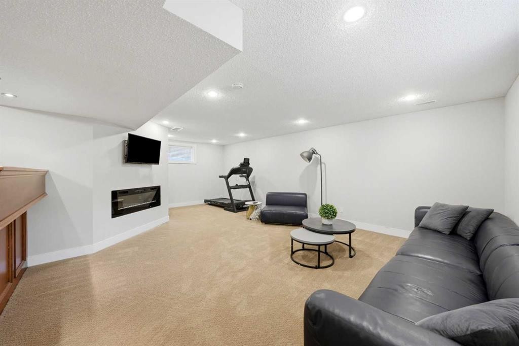 82 Springborough Point Sw, Calgary, AB
