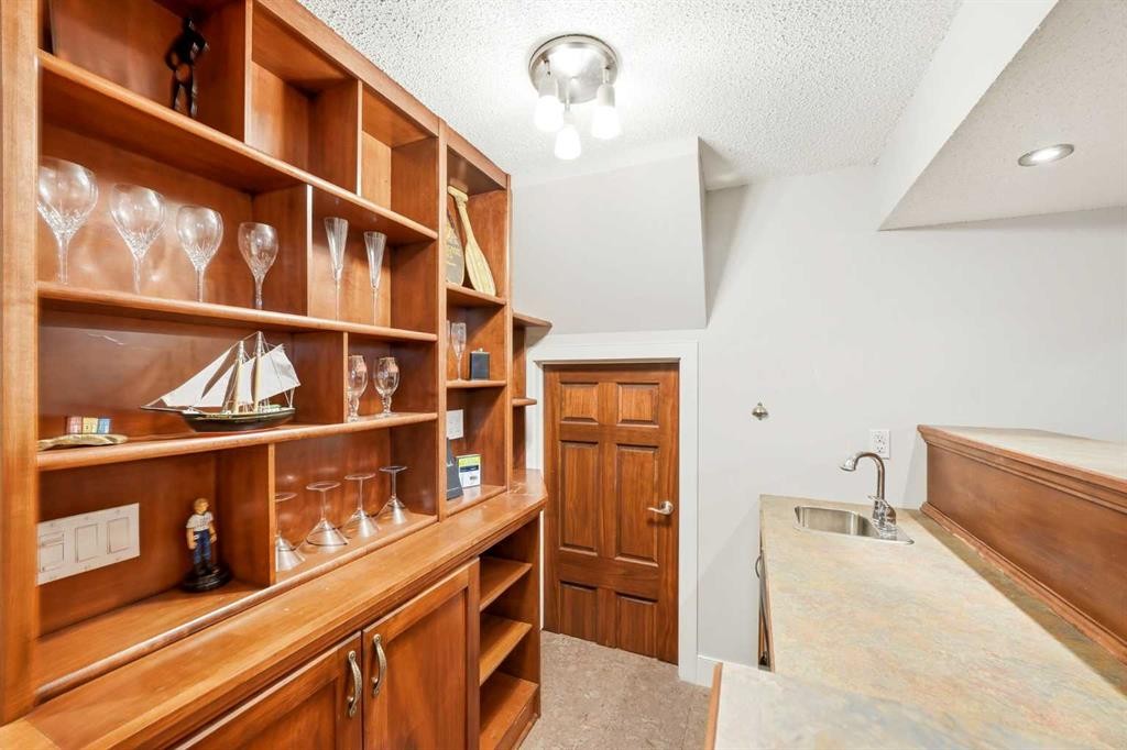 82 Springborough Point Sw, Calgary, AB