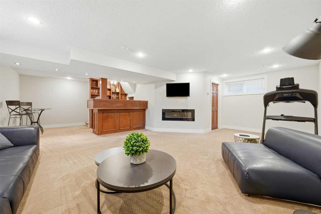 82 Springborough Point Sw, Calgary, AB