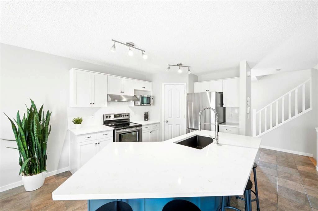 82 Springborough Point Sw, Calgary, AB