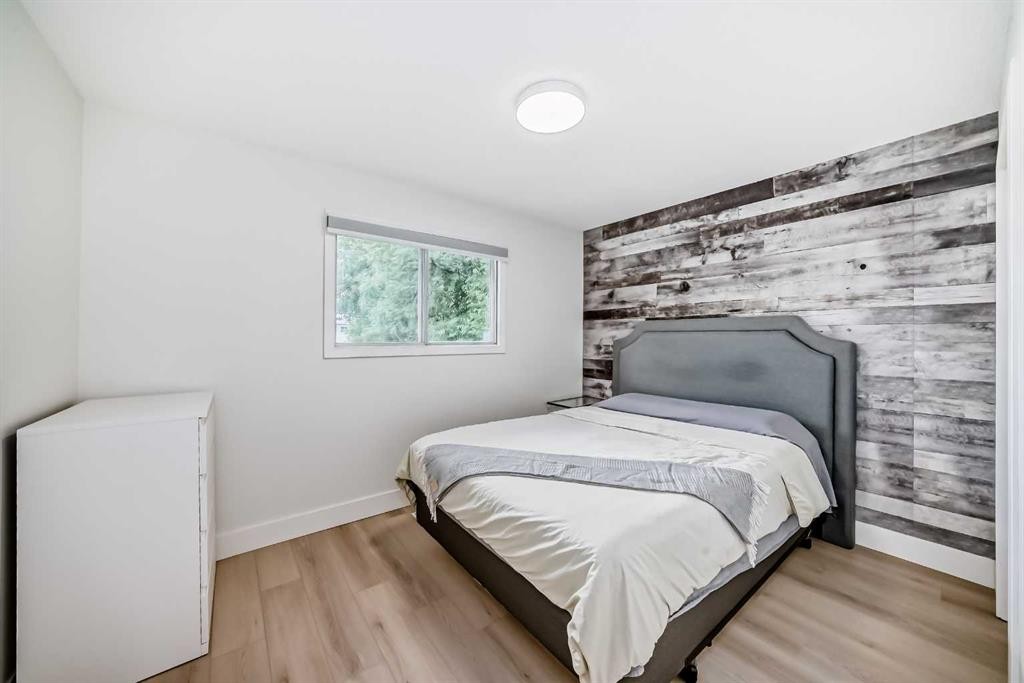 170 Lake Sylvan Close Se, Calgary, AB - Indoor Photo Showing Bedroom