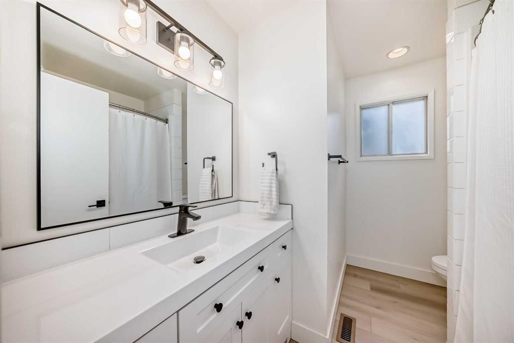 170 Lake Sylvan Close Se, Calgary, AB - Indoor Photo Showing Bathroom