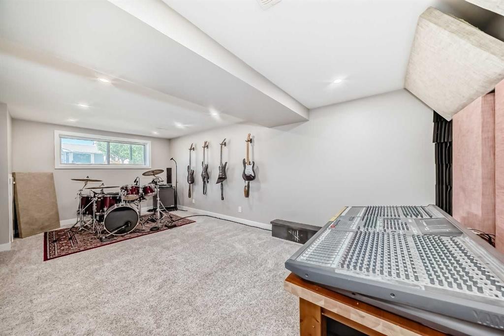 170 Lake Sylvan Close Se, Calgary, AB - Indoor Photo Showing Other Room