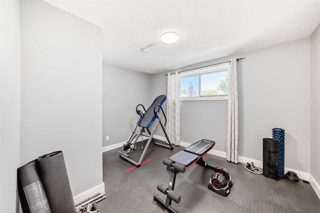 170 Lake Sylvan Close Se, Calgary, AB - Indoor Photo Showing Gym Room