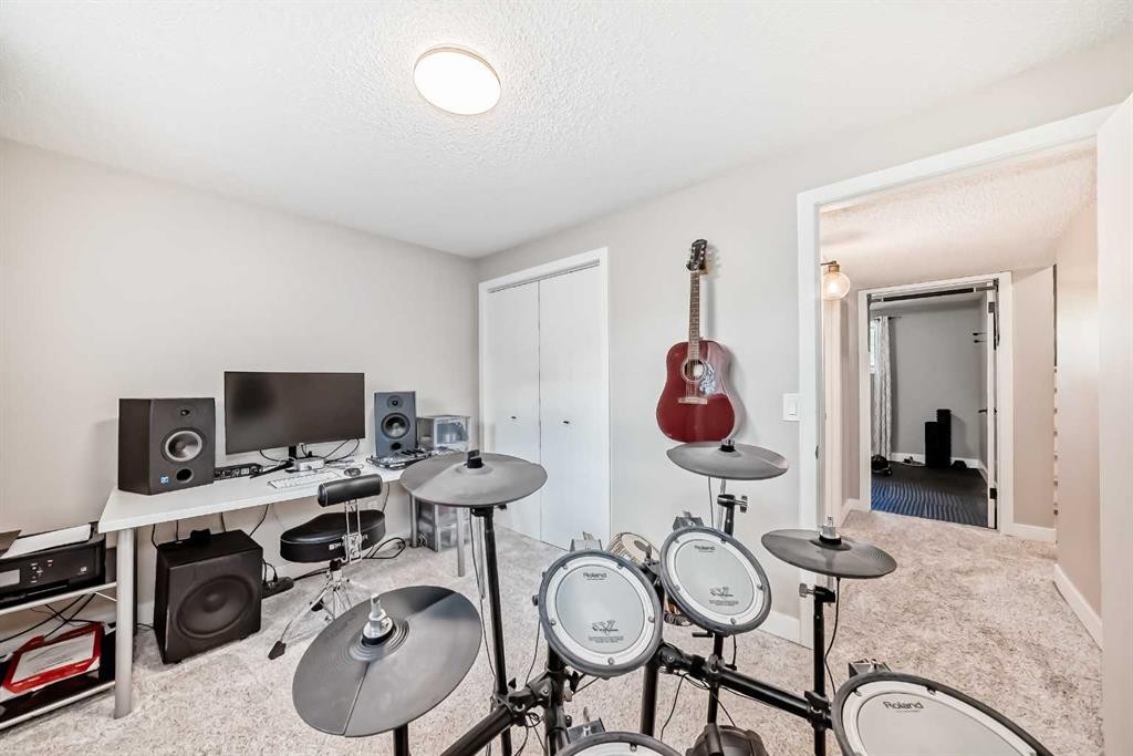 170 Lake Sylvan Close Se, Calgary, AB - Indoor Photo Showing Office