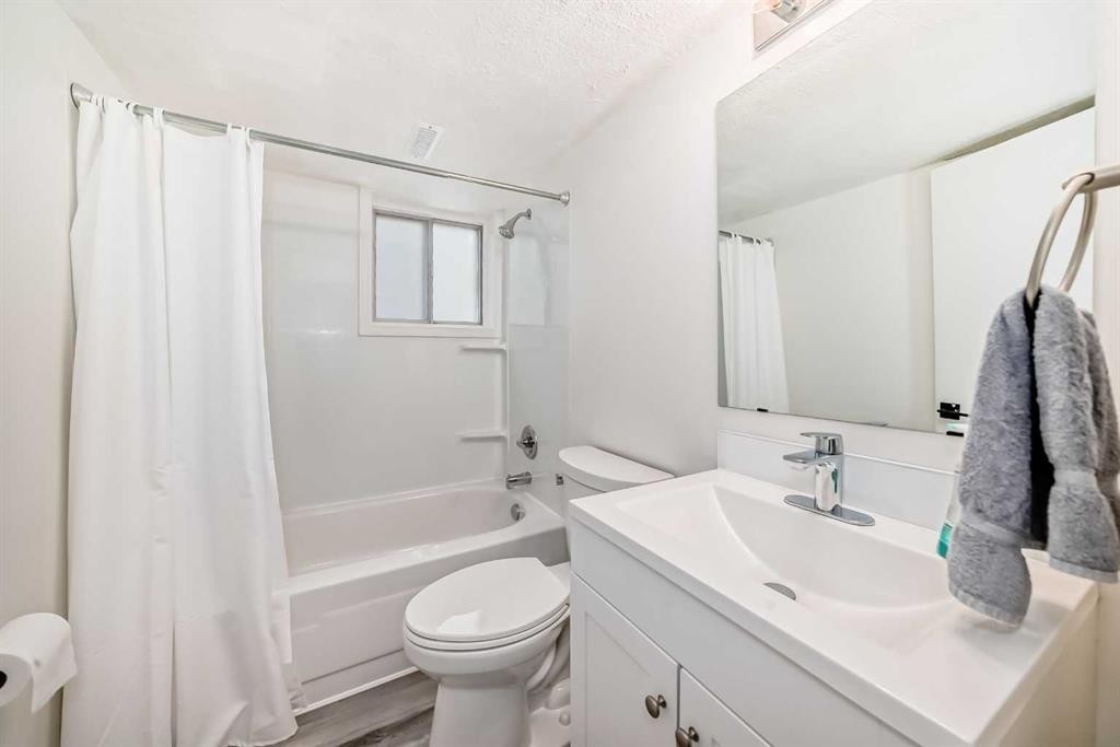 170 Lake Sylvan Close Se, Calgary, AB - Indoor Photo Showing Bathroom