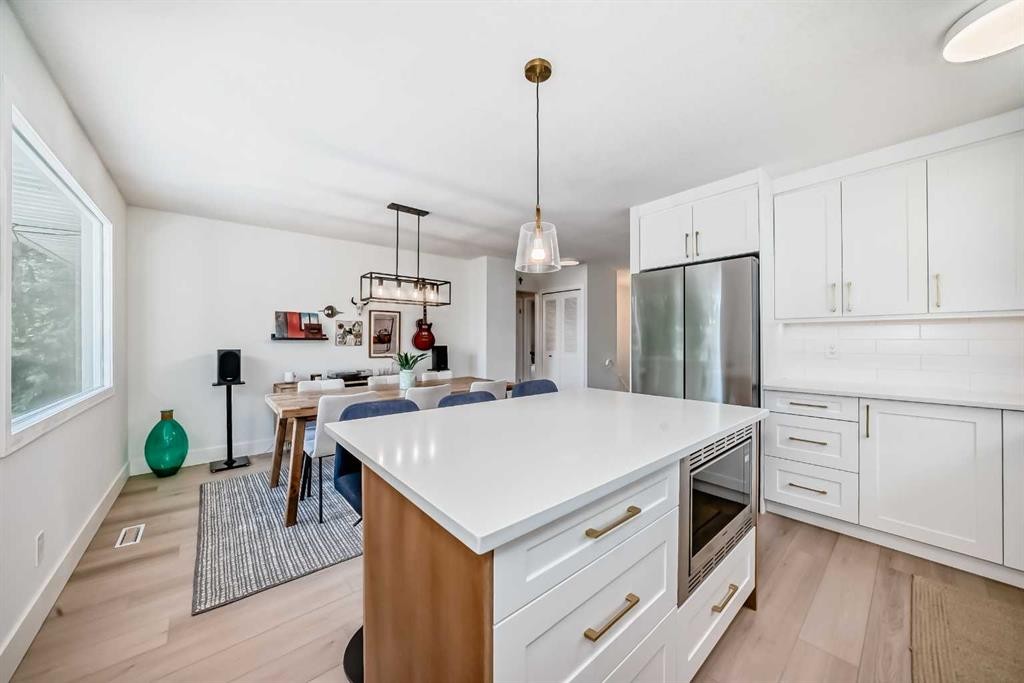 170 Lake Sylvan Close Se, Calgary, AB - Indoor Photo Showing Kitchen With Upgraded Kitchen