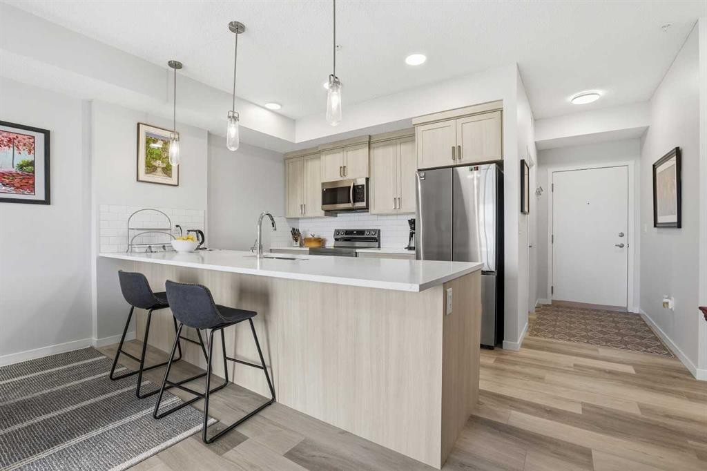 3420-33 Carringham Gate Nw, Calgary, AB - Indoor Photo Showing Kitchen With Upgraded Kitchen