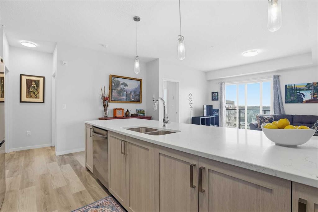 3420-33 Carringham Gate Nw, Calgary, AB - Indoor Photo Showing Kitchen With Double Sink