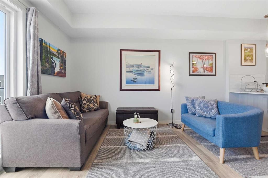 3420-33 Carringham Gate Nw, Calgary, AB - Indoor Photo Showing Living Room