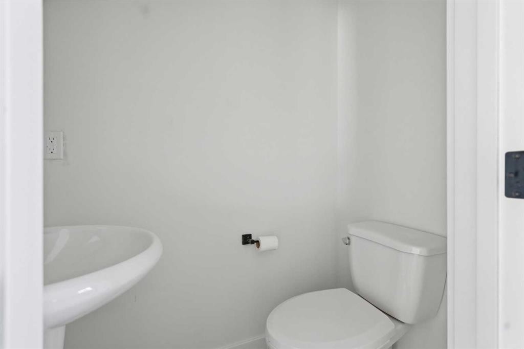58 Taraglen Road Ne, Calgary, AB - Indoor Photo Showing Bathroom