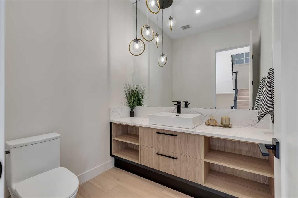 342 Normandy Drive Sw, Calgary, AB - Indoor Photo Showing Bathroom