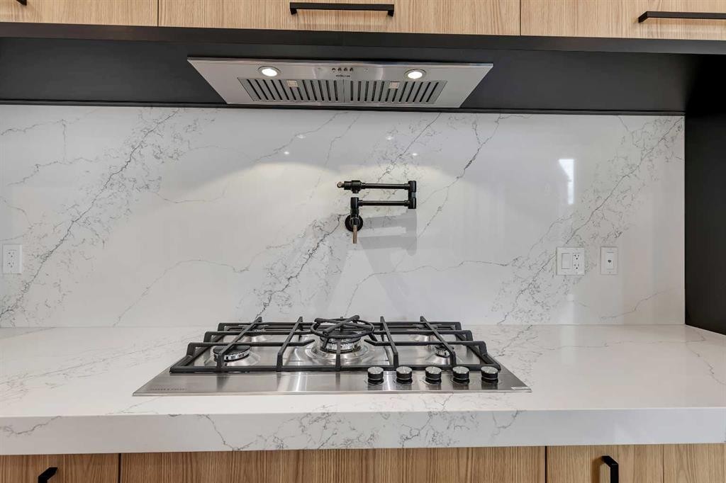 342 Normandy Drive Sw, Calgary, AB - Indoor Photo Showing Kitchen