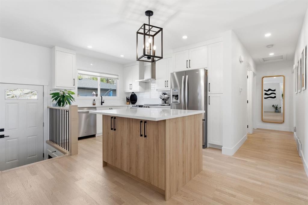 87 Armstrong Crescent Se, Calgary, AB - Indoor Photo Showing Kitchen With Upgraded Kitchen