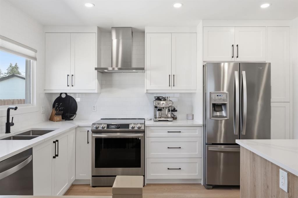 87 Armstrong Crescent Se, Calgary, AB - Indoor Photo Showing Kitchen With Stainless Steel Kitchen With Double Sink With Upgraded Kitchen