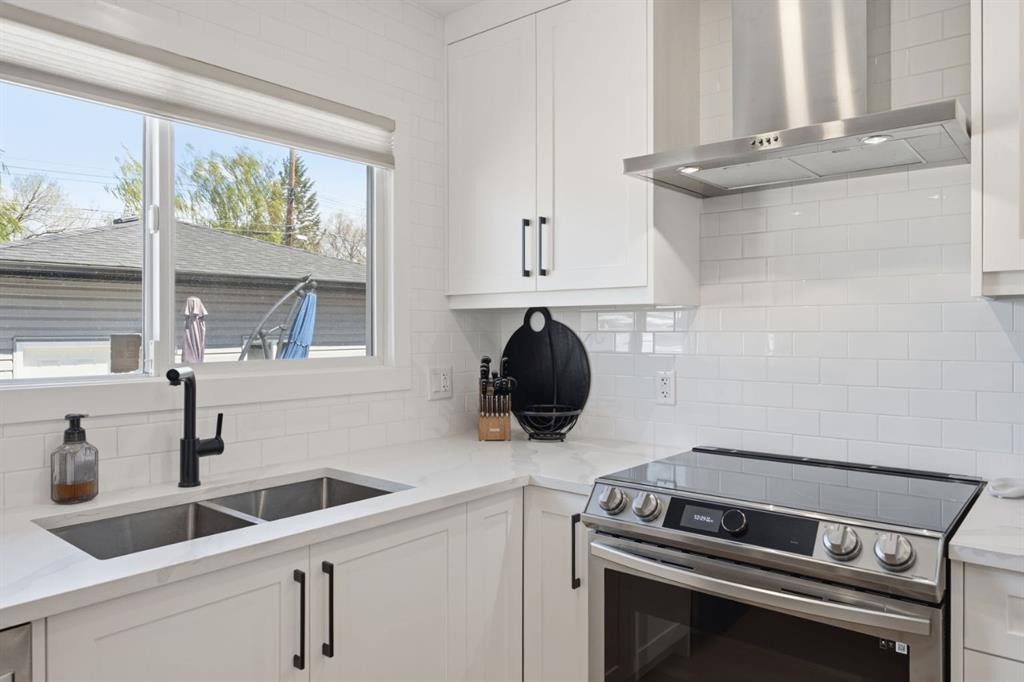 87 Armstrong Crescent Se, Calgary, AB - Indoor Photo Showing Kitchen With Double Sink